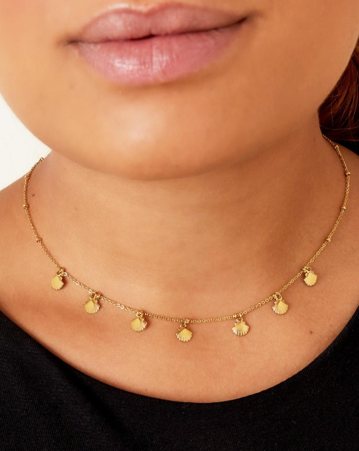 Ketting met bungelende schelpen
