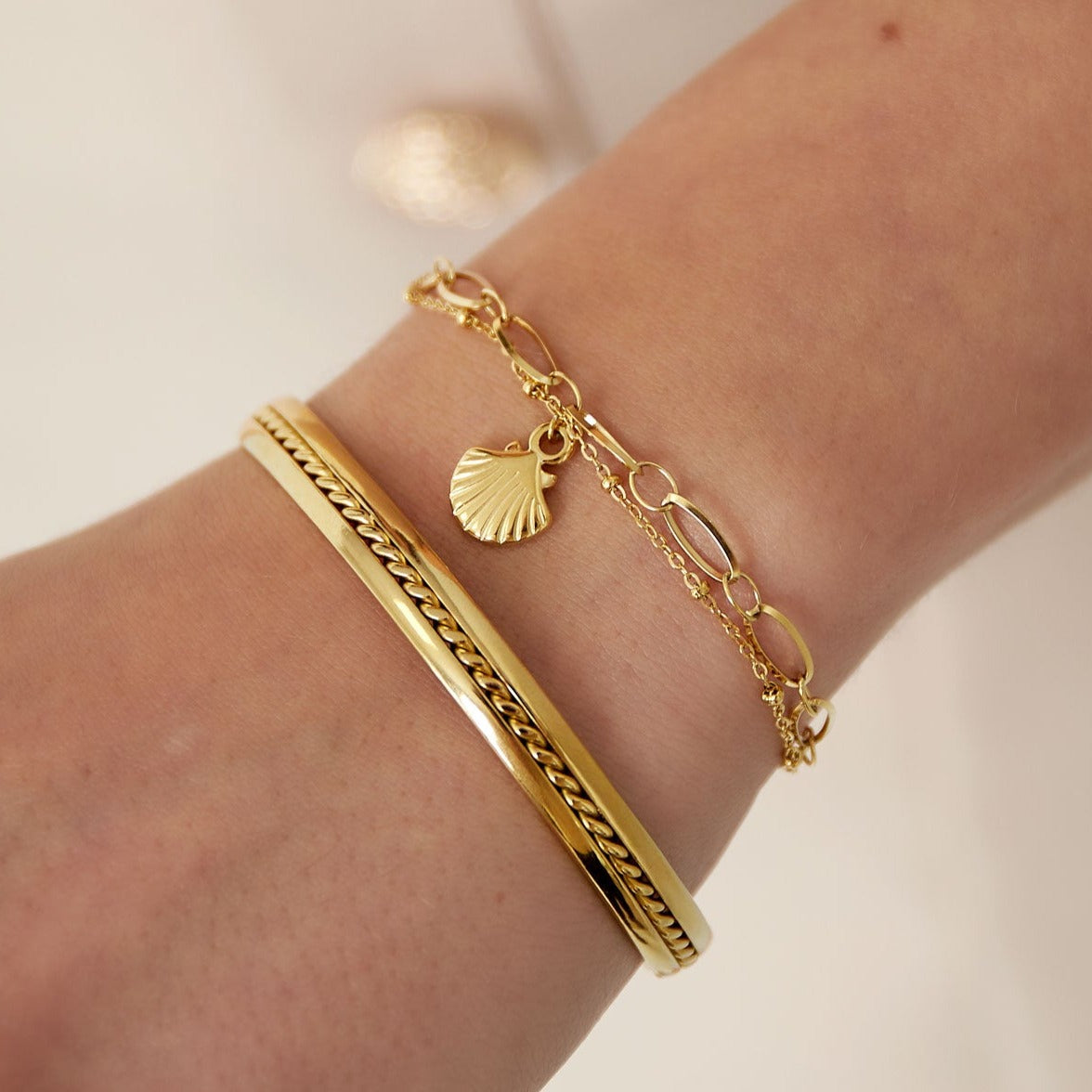 Strand vibe armband met schelp bedel