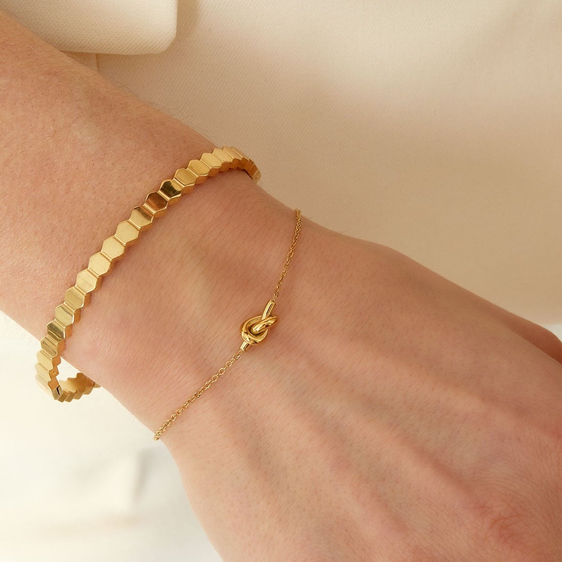 Simpele armband met geknoopte bedel