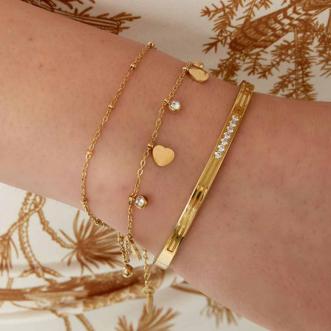 Bedel armband met harten en steentjes
