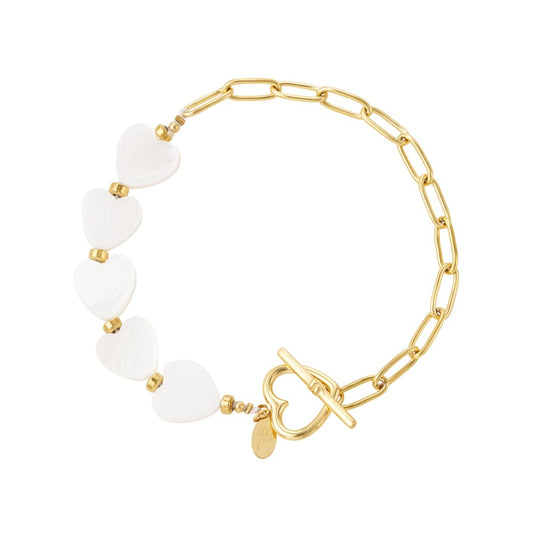 Armband met schelpen hartjes